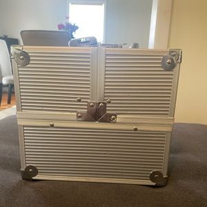 Silver makeup/jewelry travel box